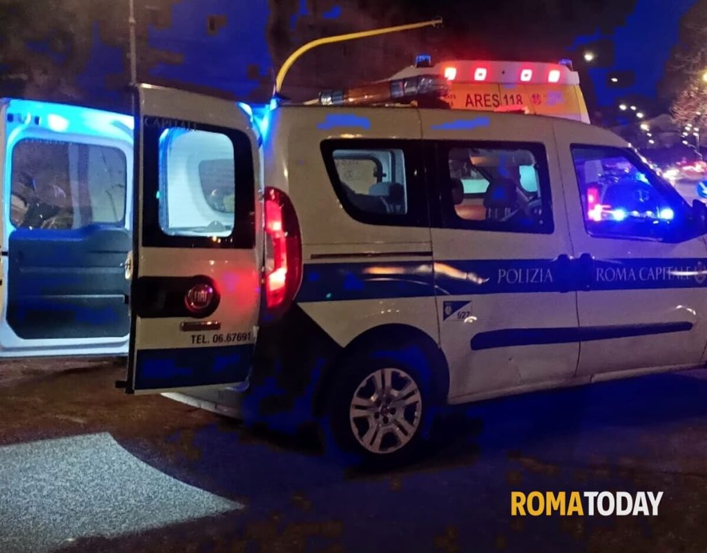 Incidente A Roma Si Scontra Con Auto E Finisce Contro Un Albero Morto