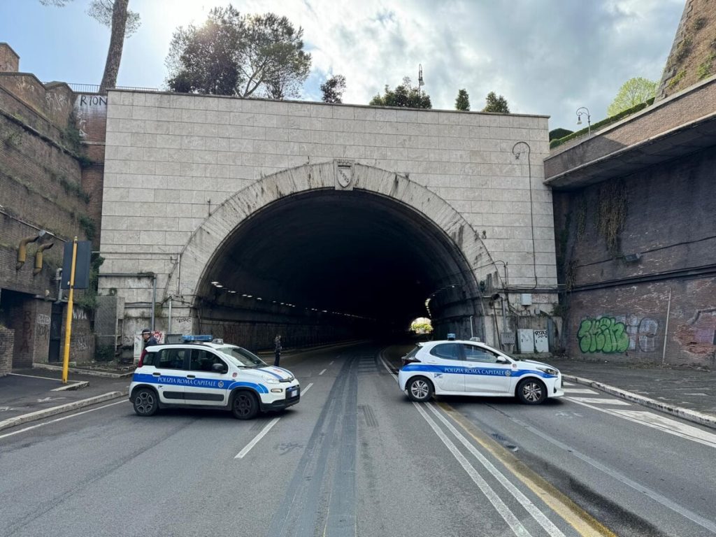 Chiusa La Galleria Principe Amedeo Savoia Aosta Per Il Distacco Di Una